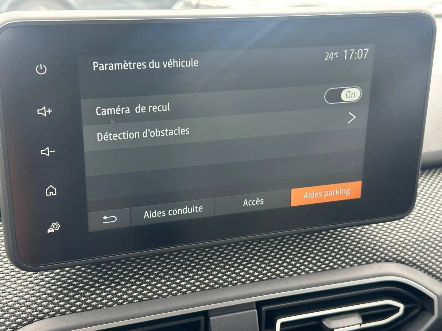 Écran tactile du tableau de bord du Dacia Jogger 2025 affichant les paramètres d’aide au stationnement.