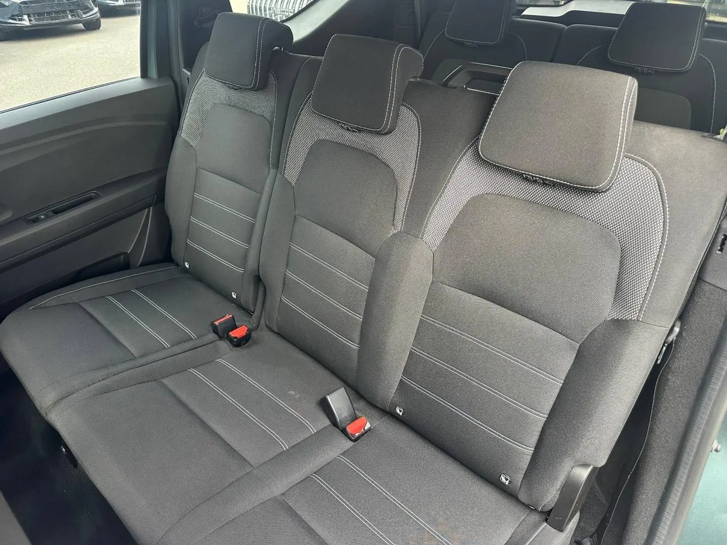 Vue intérieure côté droit sur la banquette arrière 3 places en tissu gris foncé du Dacia Jogger 2025.