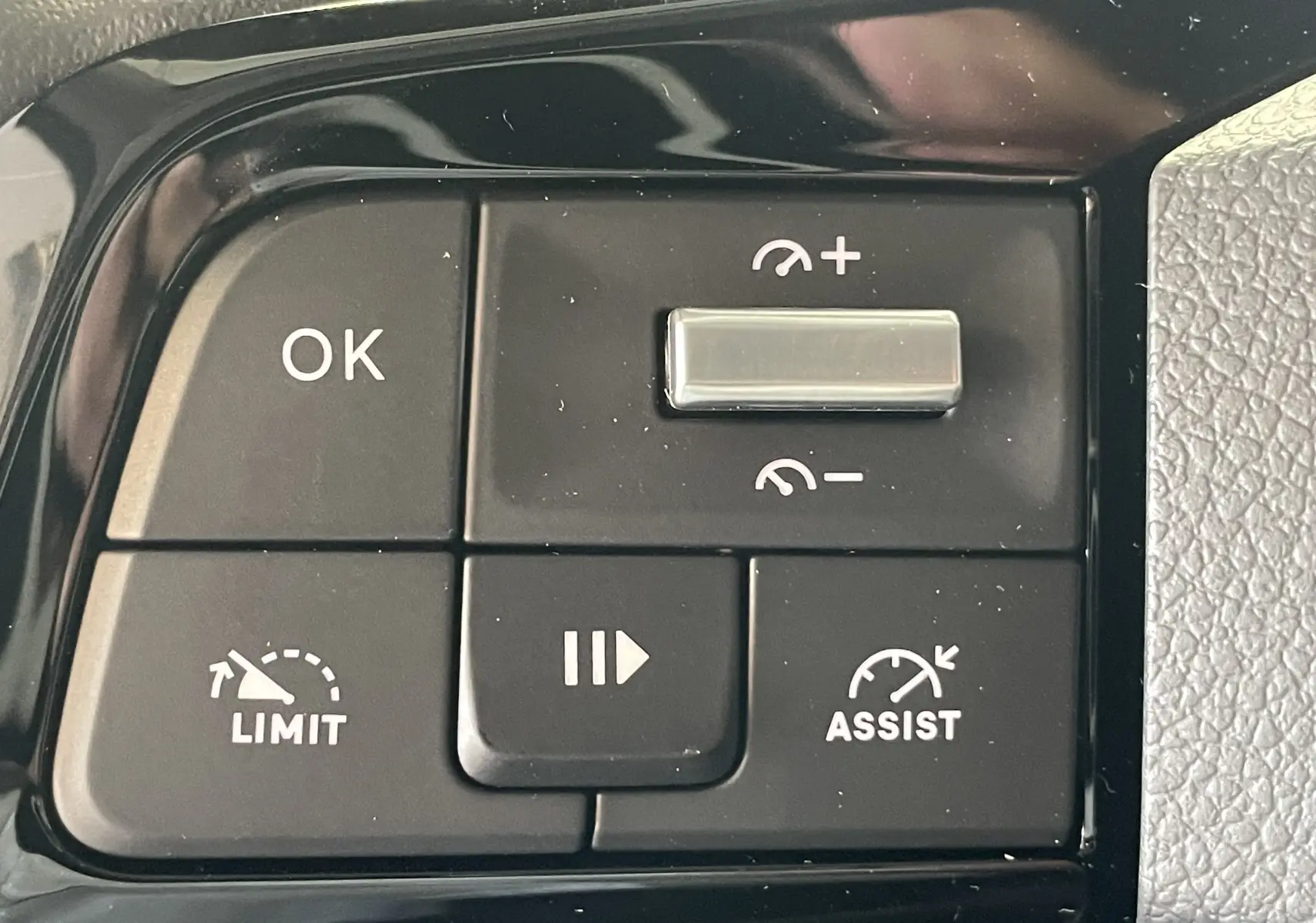 Boutons de commande du régulateur de vitesse sur le volant d'un Citroën Berlingo noir, version 2025.