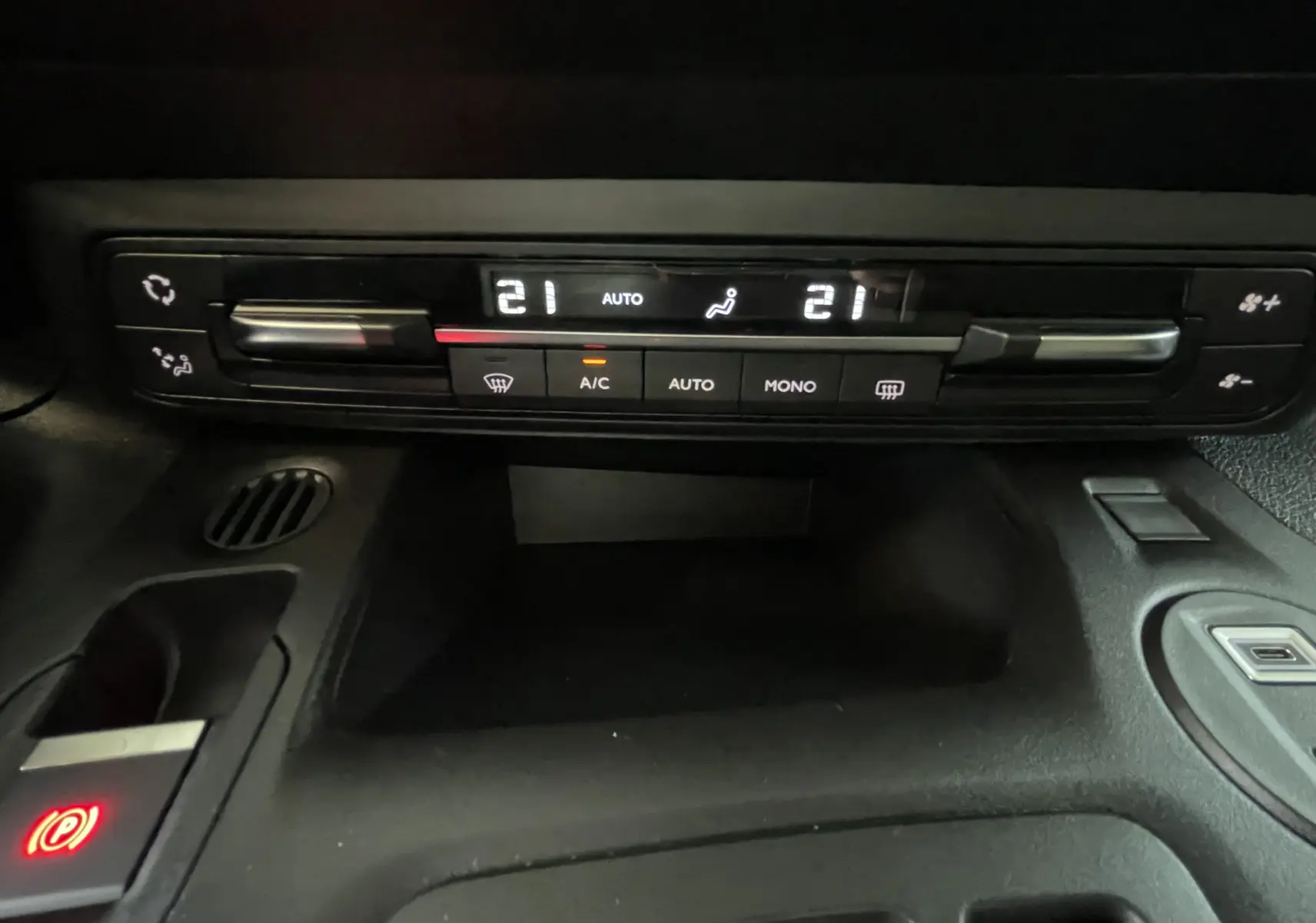 Panneau de commande de climatisation digitale affichant 21°C dans un Citroën Berlingo 2025 noir, vue intérieure centrale.