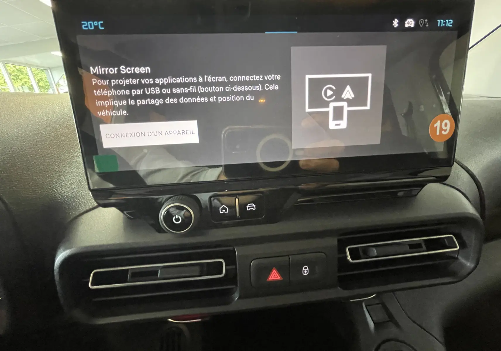 Écran tactile central affichant la fonction Mirror Screen dans l'habitacle noir du Citroën Berlingo 2025.
