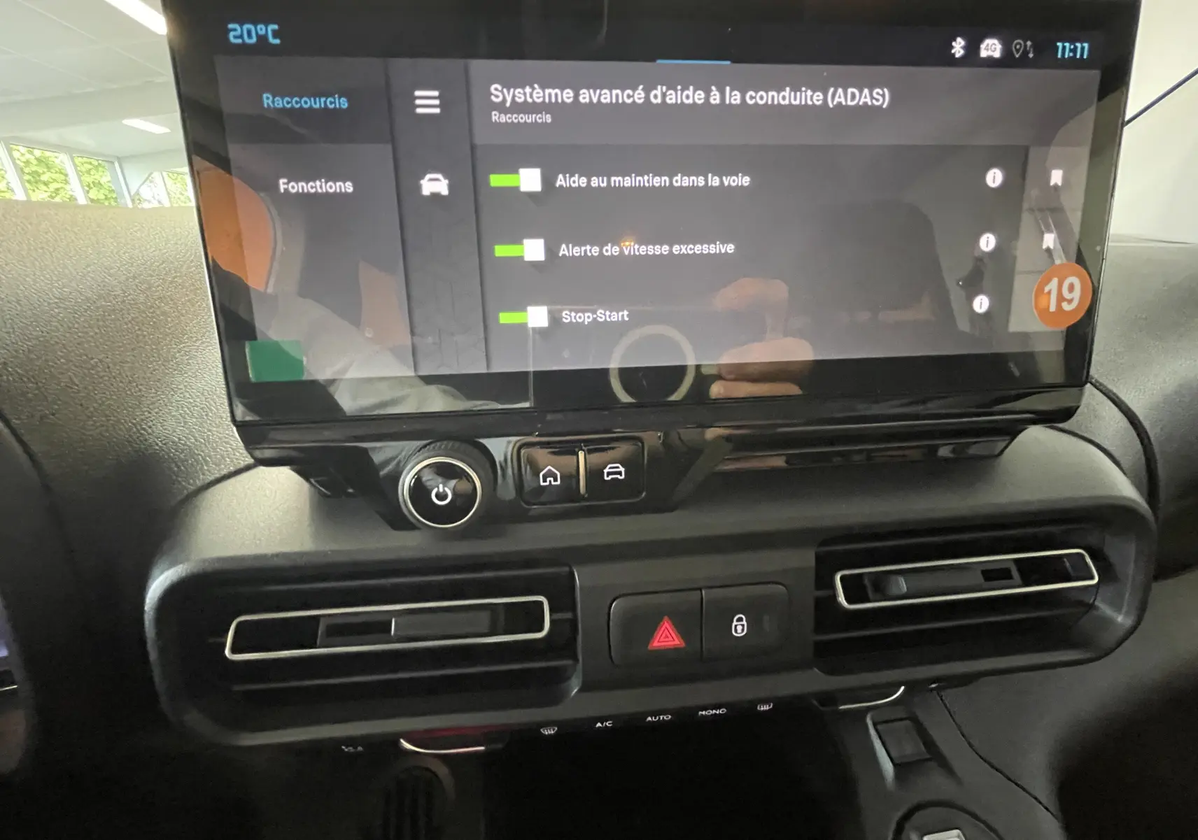 Écran tactile central du tableau de bord du Citroën Berlingo 2025 noir, affichant les aides à la conduite avancées.