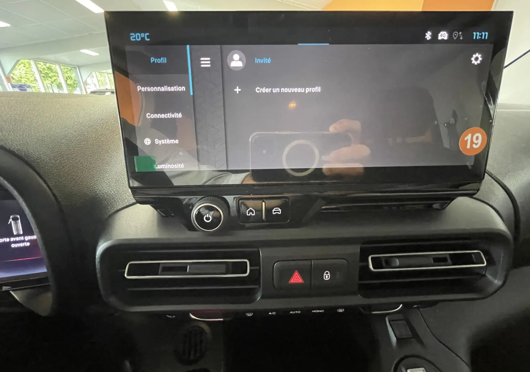 Vue rapprochée de l'écran tactile central et des aérateurs noirs du tableau de bord du Citroën Berlingo 2025.