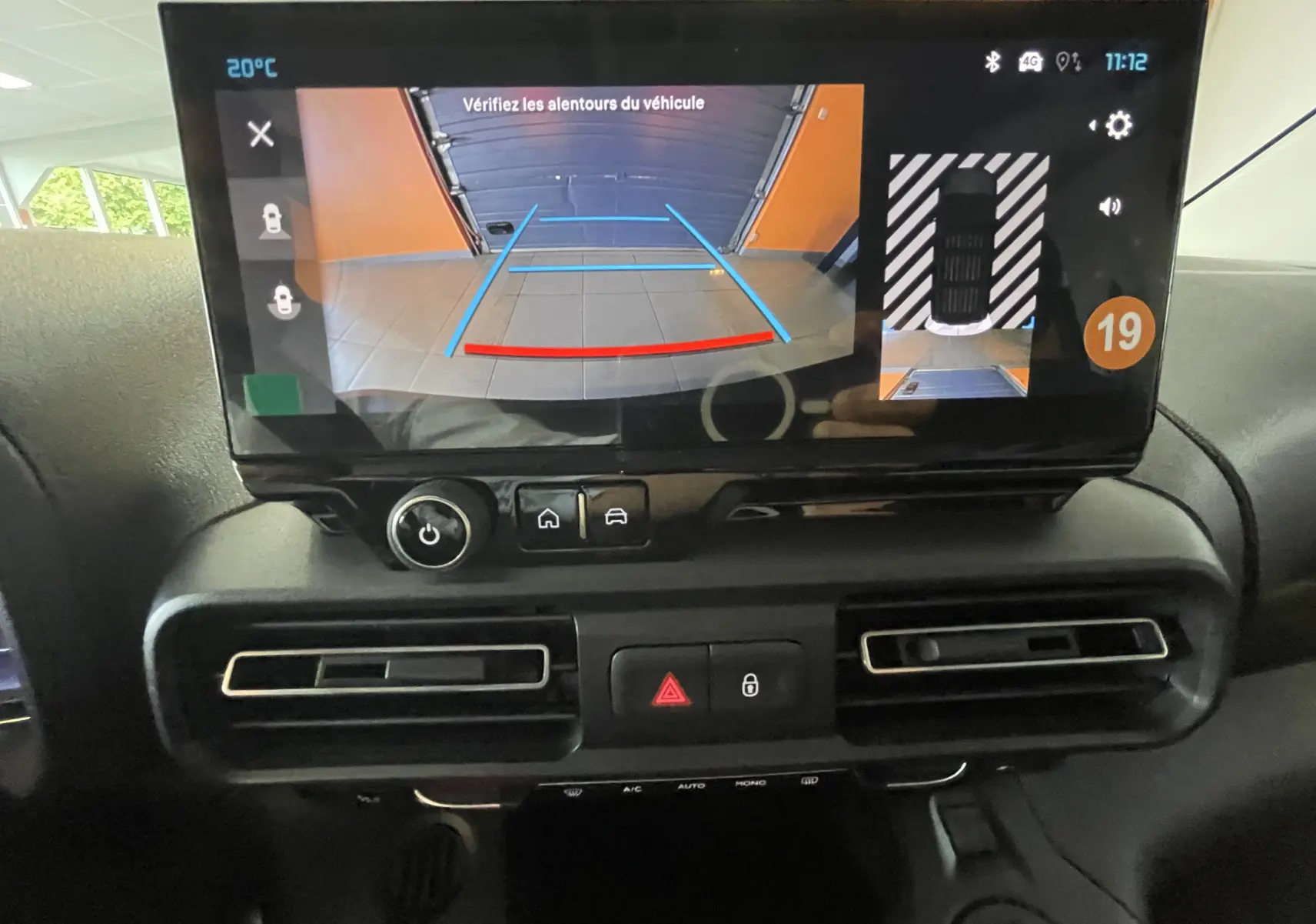 Écran central du Citroën Berlingo 2025 affichant la caméra de recul avec guidage et vue 360 intérieure.