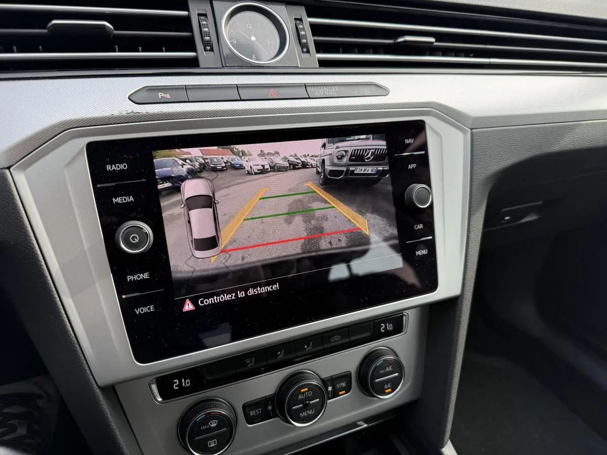 Vue rapprochée de l'écran tactile central de la Volkswagen Passat 2018 affichant la caméra de recul avec guidage coloré.