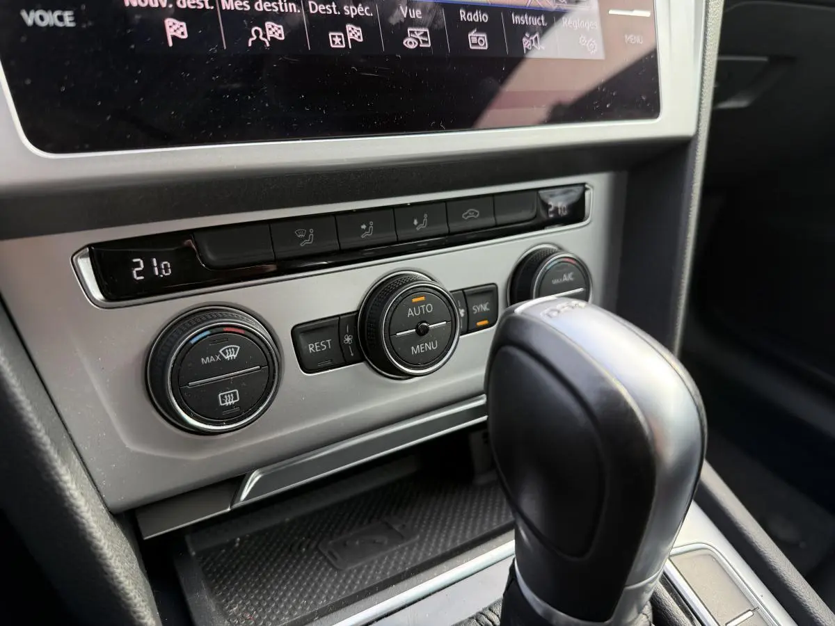 Gros plan sur la console centrale intérieure noire et argentée de la Volkswagen Passat 2018 avec levier de vitesses automatique.