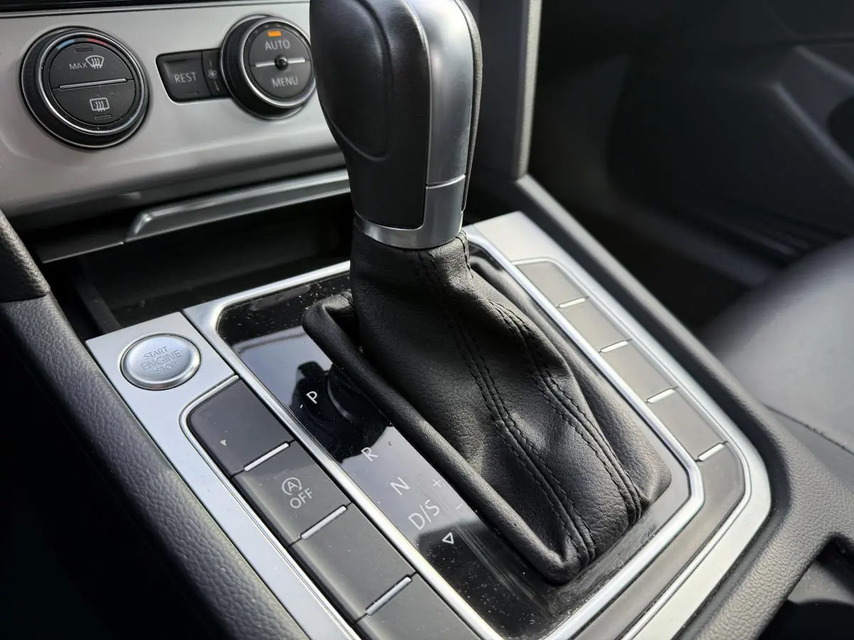 Gros plan sur le levier de vitesse automatique noir et chrome de la Volkswagen Passat 2018 côté console centrale.