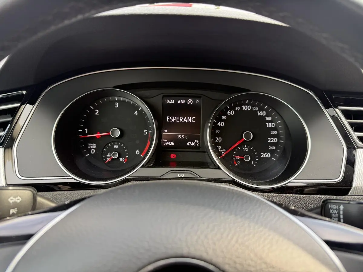 Vue rapprochée du tableau de bord de la Volkswagen Passat 2018, affichage numérique et compteurs analogiques noirs.