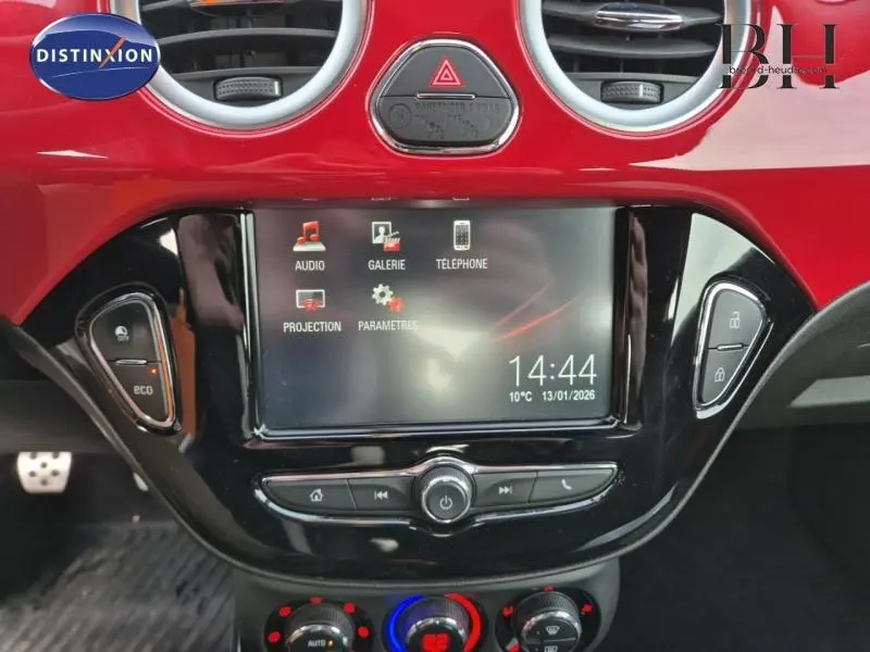 Vue rapprochée de la console centrale rouge et noire de l’Opel Adam Rocks avec écran tactile et commandes intégrées.