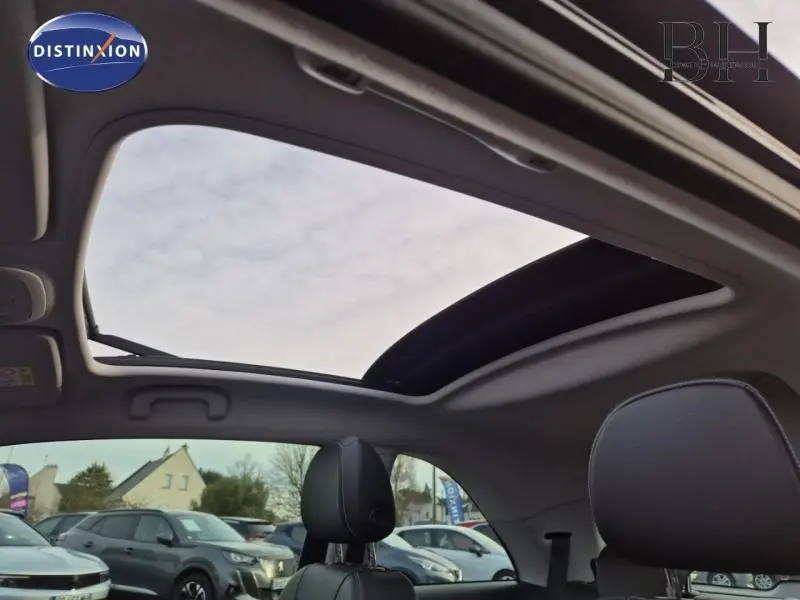 Vue intérieure du toit ouvrant panoramique de l'Opel Adam Rocks noir avec sellerie cuir noire visible au premier plan.