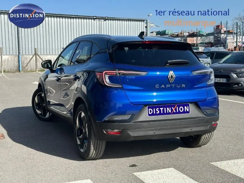 Vue 3/4 arrière du Renault Captur 2025 en Bleu Iron/Noir Étoilé, avec feux arrière LED et jantes noires distinctives.