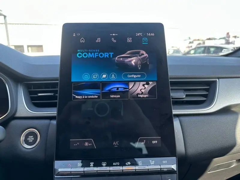 Écran tactile central du tableau de bord du Renault Captur 2025 en mode confort, intérieur gris avec bouton start/stop.
