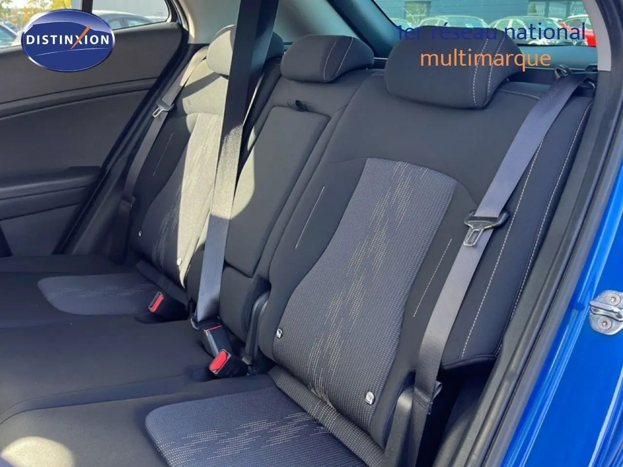 Vue intérieure côté droit des sièges arrière en tissu noir du KIA SPORTAGE bleu fusion métal 2022, porte ouverte.