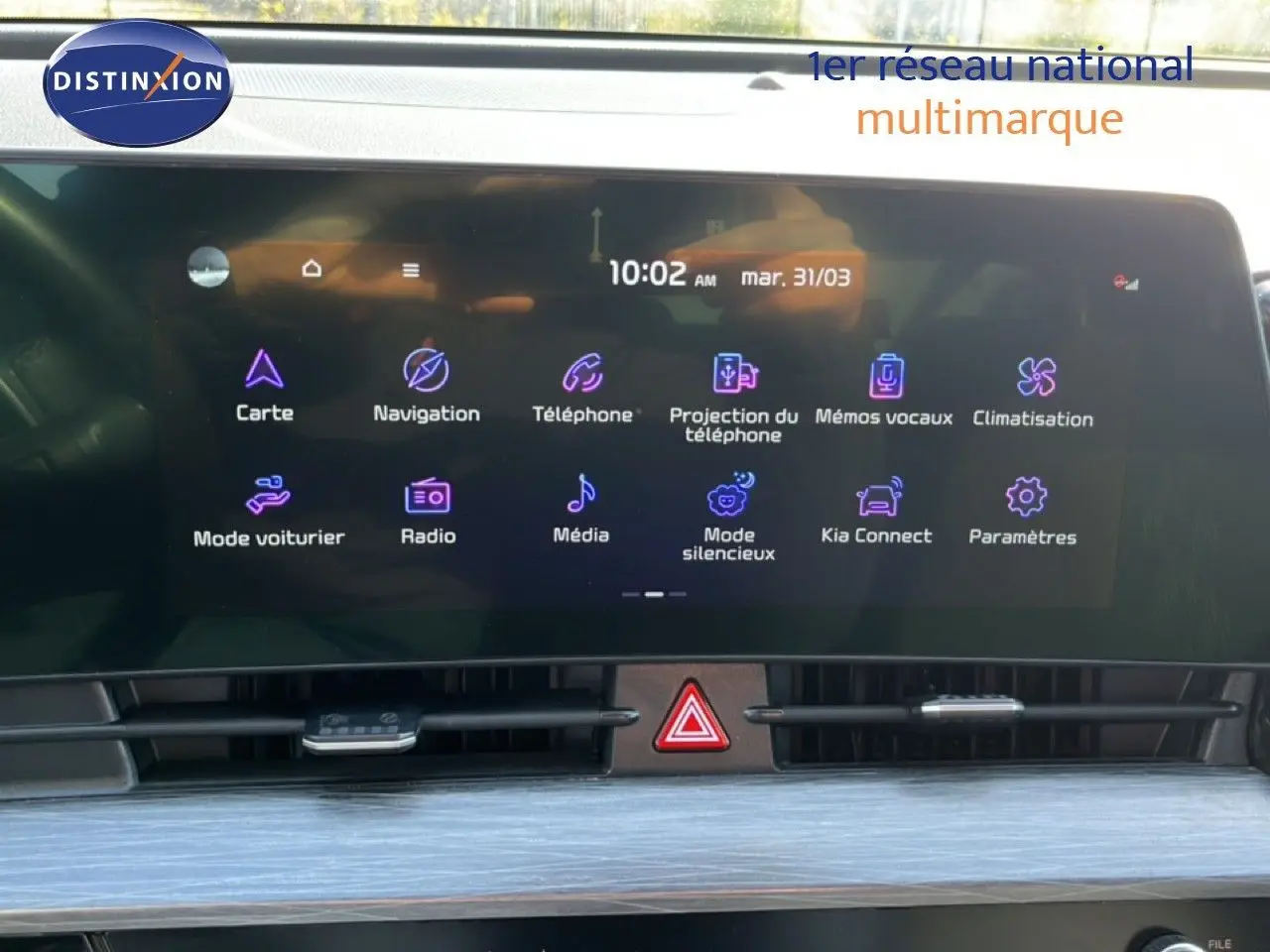 Écran tactile central du tableau de bord du Kia Sportage 2022, affichant les options de navigation et multimédia.