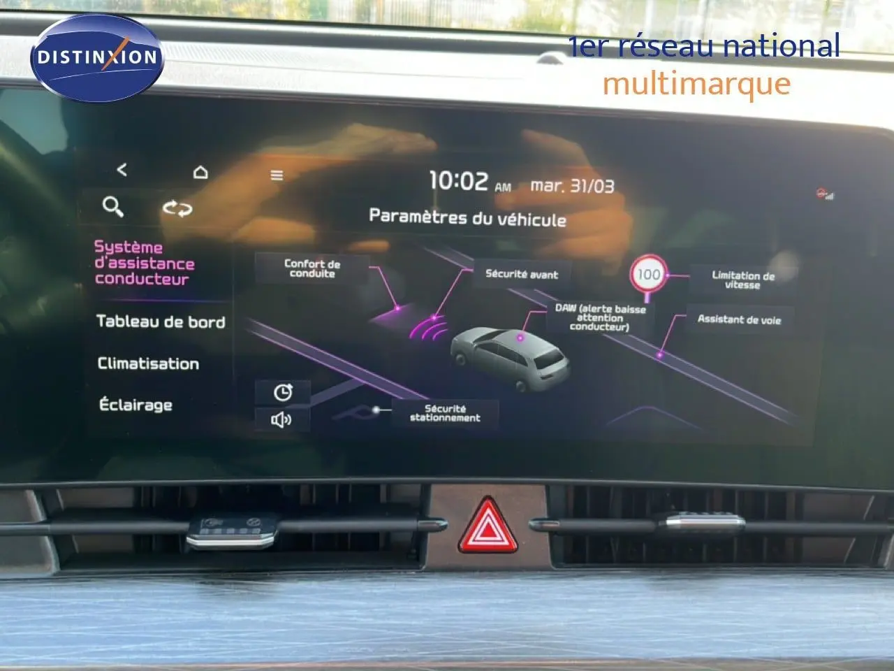 Écran tactile du tableau de bord du Kia Sportage 2022 montrant les paramètres d’assistance conducteur.