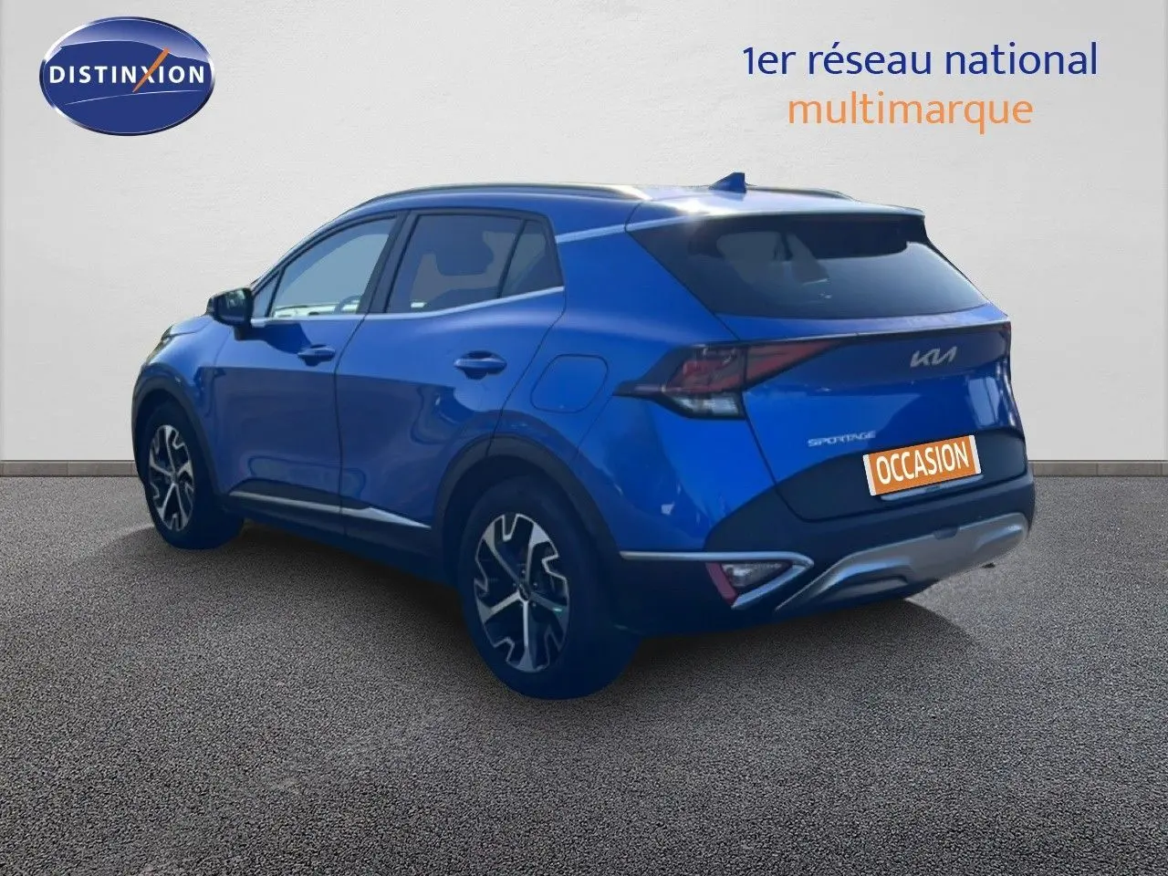 KIA Sportage bleu fusion métal en 3/4 arrière droit, avec jantes alliage et feux arrière LED distinctifs.