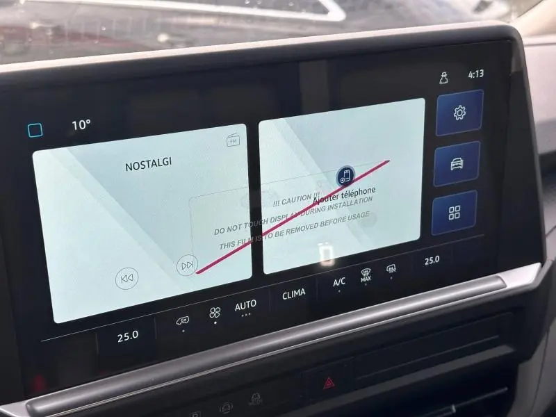 Écran tactile central du Volkswagen Transporter FGN gris 2025, affichant interface multimédia et climatisation.