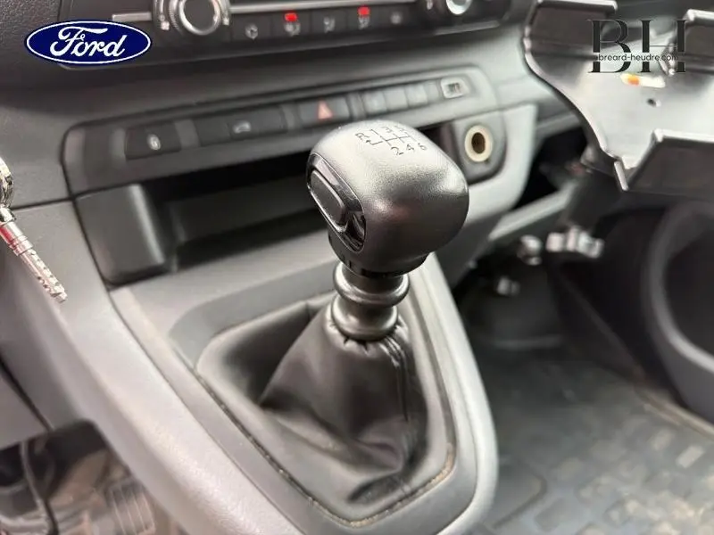 Gros plan sur le levier de vitesse manuel noir dans l'habitacle du Citroën Jumpy blanc Banquise, version 2021.