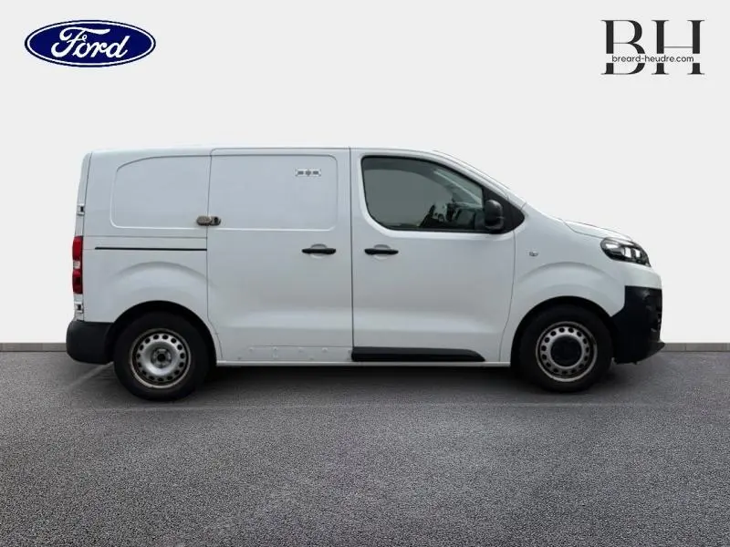 Vue de profil côté droit d'un utilitaire Citroën Jumpy blanc Banquise avec portes latérales et jantes acier.