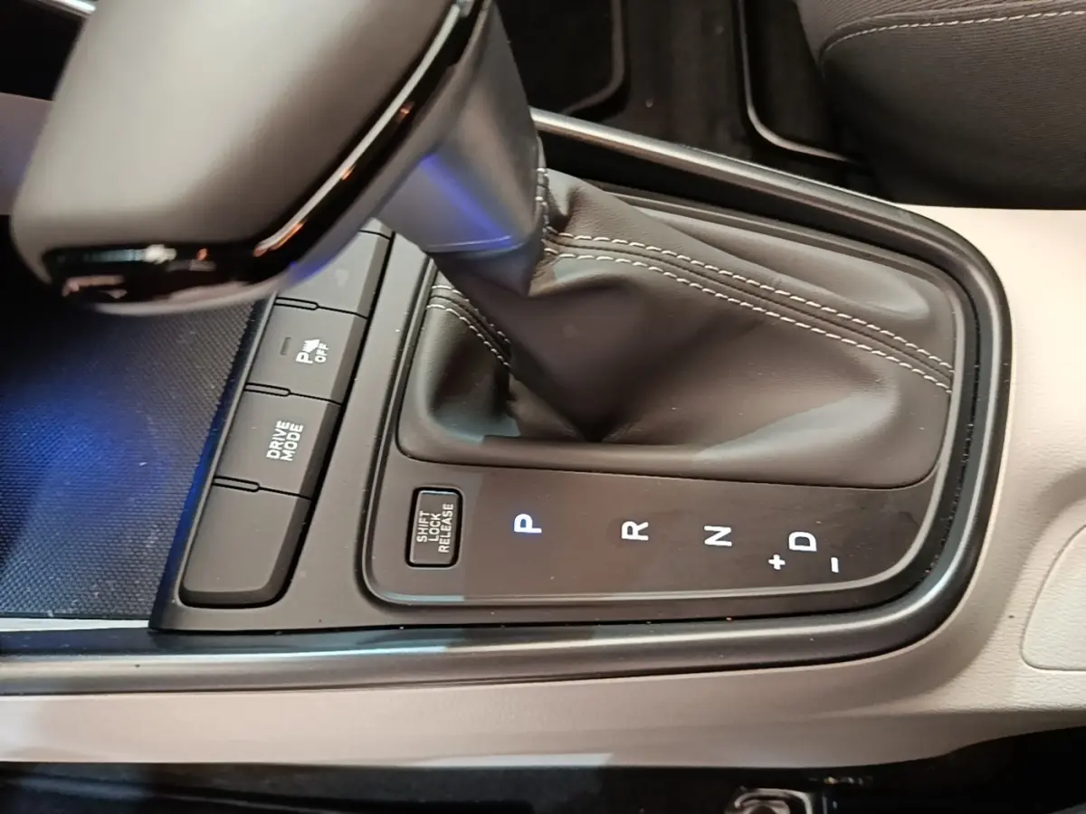 Gros plan sur la console centrale et levier de vitesses automatique de la Hyundai Bayon gris foncé 2023.