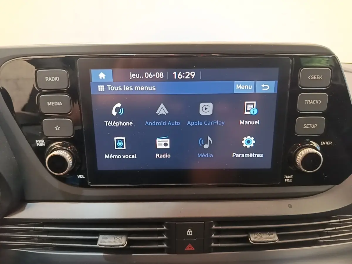 Écran tactile central du Hyundai Bayon 2023 affichant les menus Android Auto, Apple CarPlay et radio, vue frontale rapprochée.