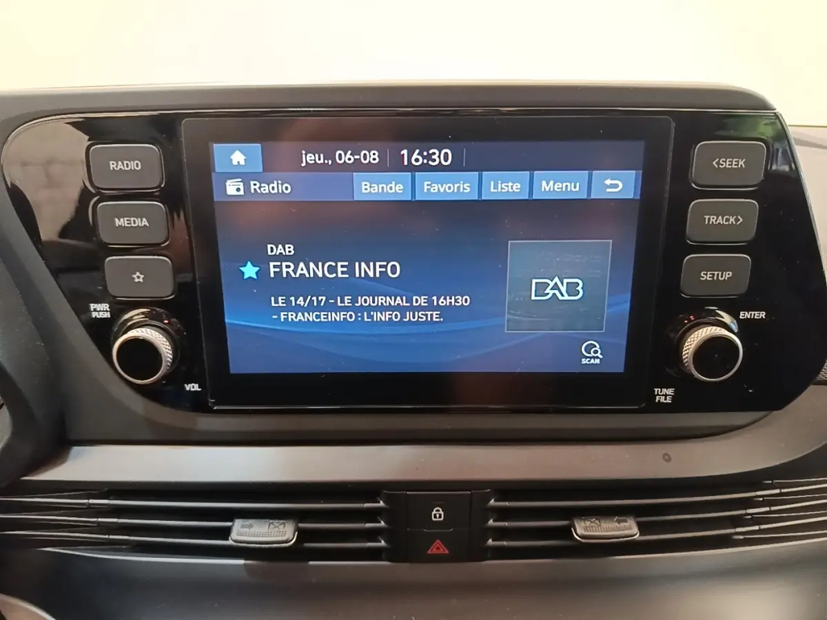 Écran tactile central du tableau de bord Hyundai Bayon 2023 affichant la radio France Info, avec commandes autour.