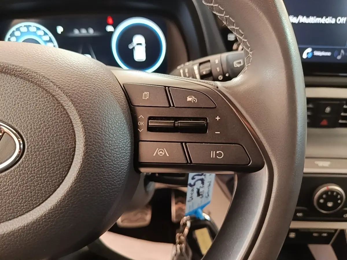 Gros plan sur le côté droit du volant cuir du Hyundai Bayon 2023 avec commandes multifonctions et tableau de bord numérique.