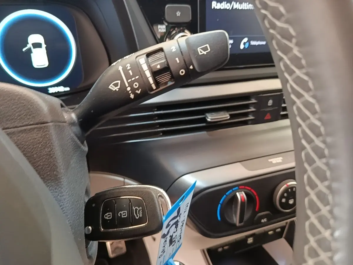 Intérieur Hyundai Bayon 2023 vu côté gauche, avec clé insérée, commandes climatisation et écran tactile visibles.
