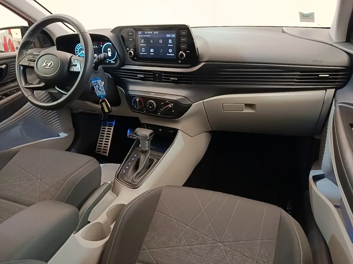 Vue intérieure côté conducteur du Hyundai Bayon gris foncé 2023, avec tableau de bord moderne et écran tactile central.