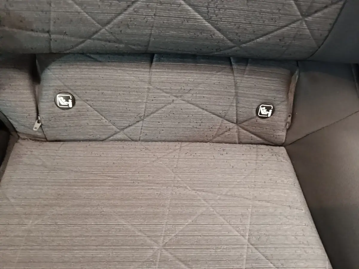 Gros plan sur la banquette arrière grise du Hyundai Bayon 2023 avec attaches Isofix visibles.