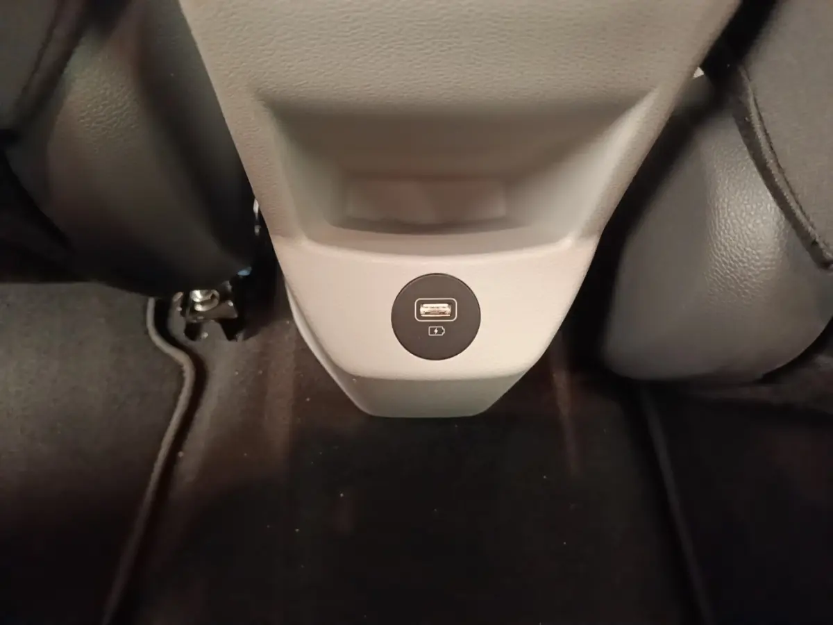 Prise USB arrière intégrée au bas de la console centrale, intérieur gris foncé de la Hyundai Bayon 2023.