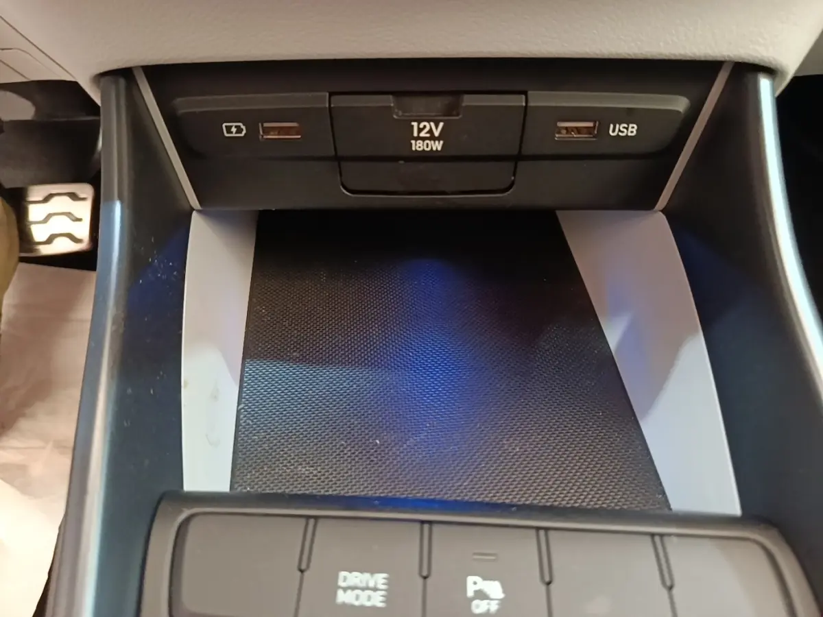 Gros plan sur la console centrale du Hyundai Bayon 2023, avec ports USB, prise 12V et bouton Drive Mode.