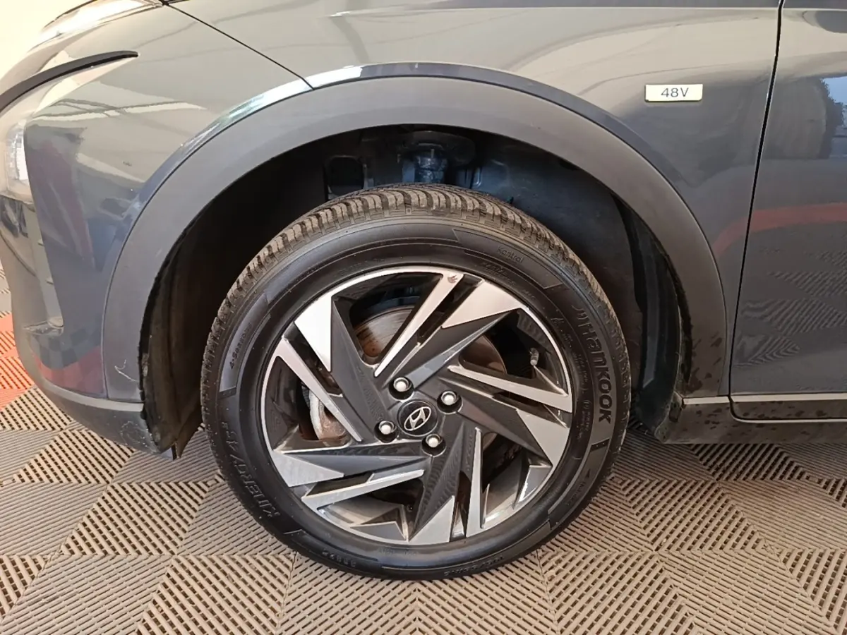 Gros plan sur la roue avant gauche gris foncé d'une Hyundai Bayon 1.0 T-GDI 48V avec jante alliage stylisée.