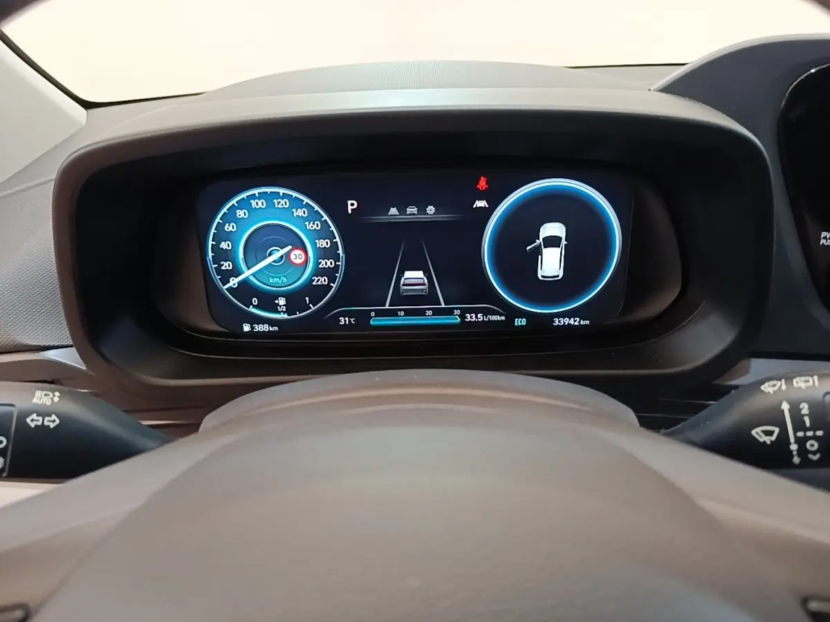 Vue rapprochée du combiné d'instruments numérique de la Hyundai Bayon 2023, affichage moderne et clair.