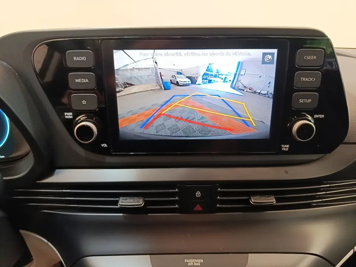 Vue rapprochée de l’écran tactile central du Hyundai Bayon 2023 affichant la caméra de recul avec guidage coloré.