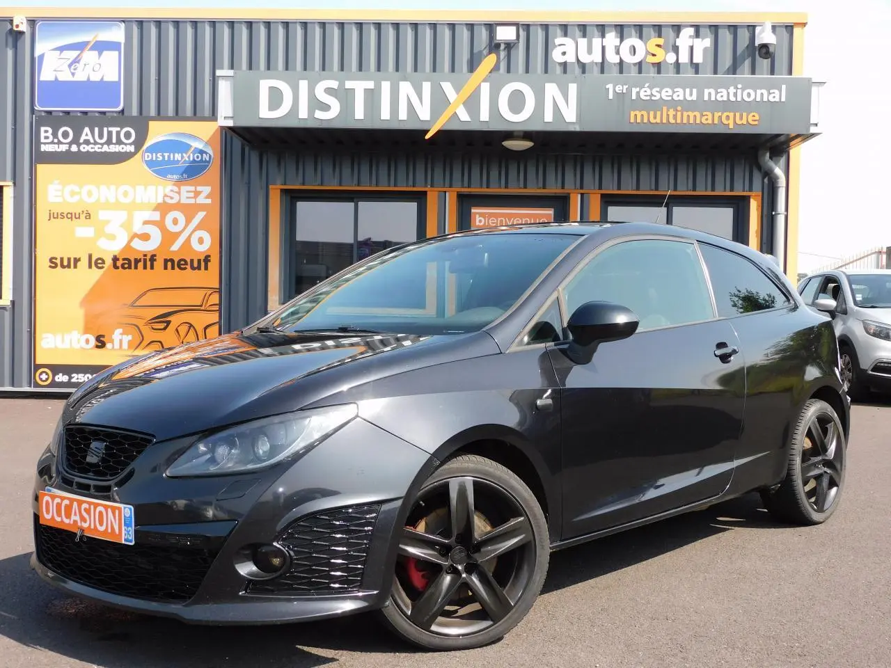 SEAT Ibiza Cupra noire vue en 3/4 avant droit, avec jantes noires et étriers rouges visibles.