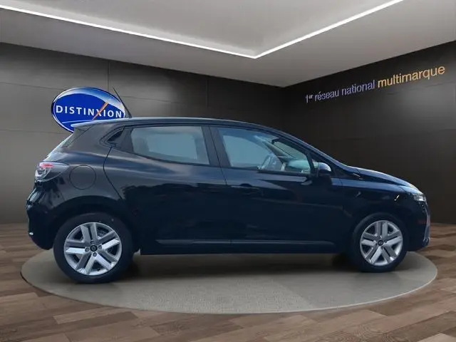 Profil droit d'une Renault Clio V noire diesel 2025, version 1.5 Blue DCI 100 Evolution, en intérieur showroom.