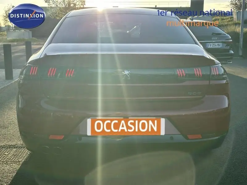Vue arrière d'une Peugeot 508 Rouge Ultimate 2019 avec feux arrière LED caractéristiques et double sortie d'échappement.