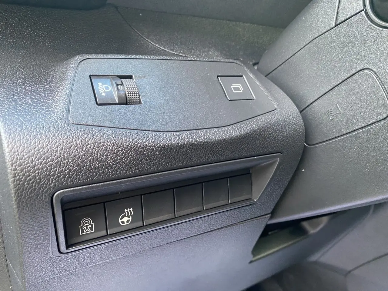 Gros plan sur les commandes noires côté gauche du tableau de bord du Peugeot Rifter 2025, finition Allure.