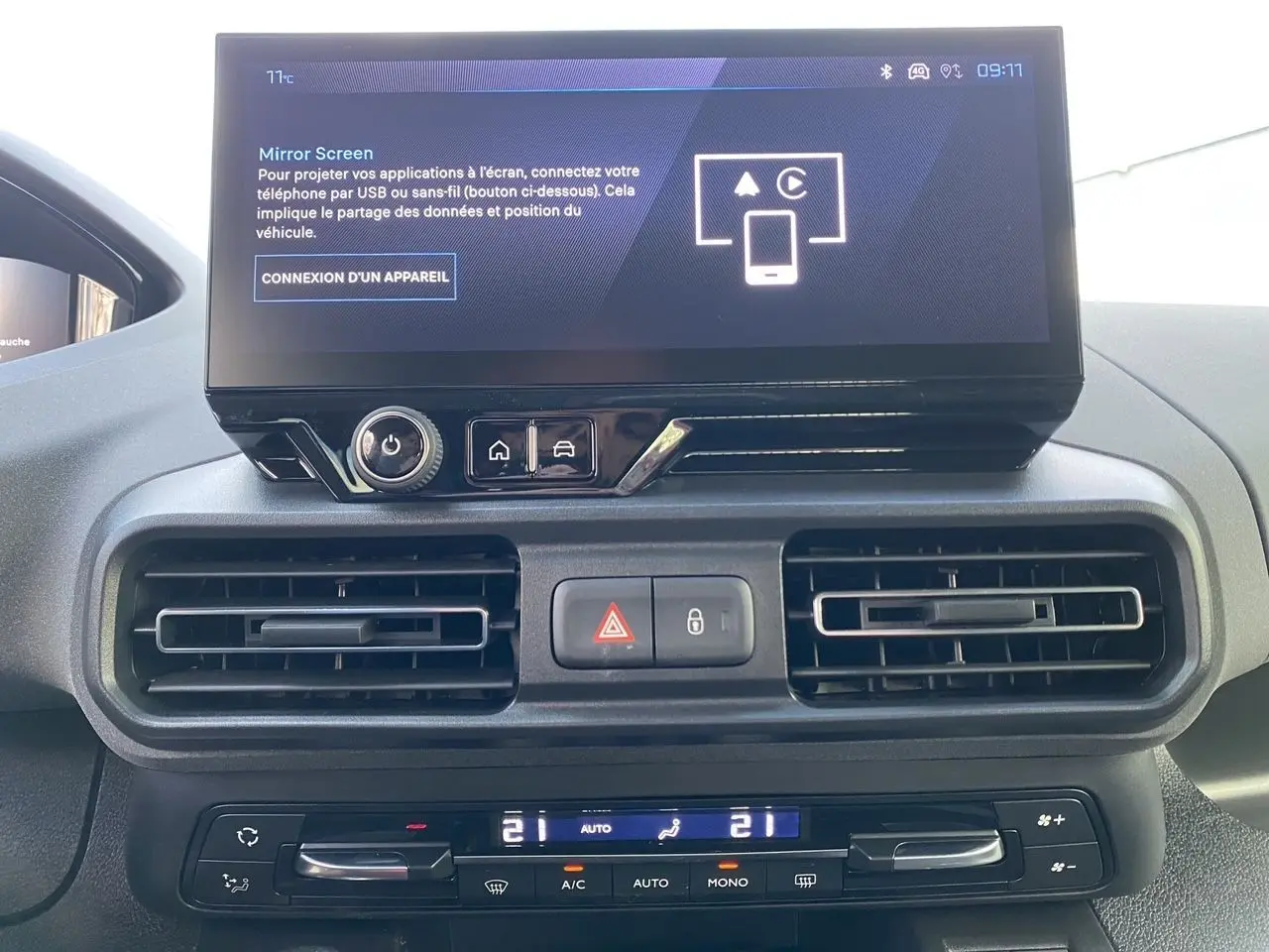 Vue rapprochée du tableau de bord du Peugeot Rifter 2025 avec écran tactile 10'' et commandes de climatisation bi-zone.