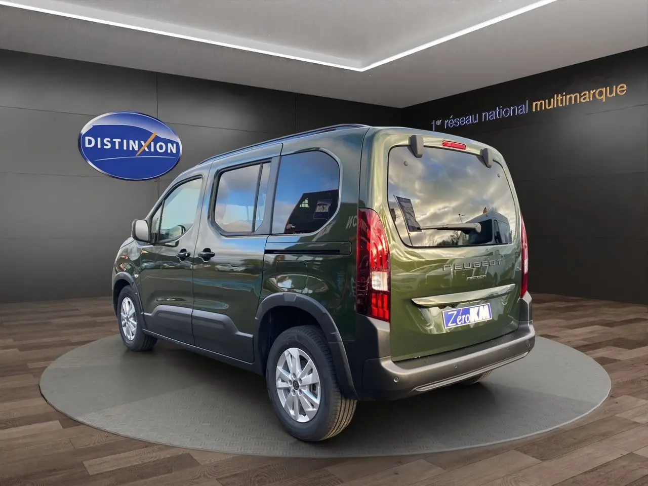 Peugeot Rifter vert Sirkka Green en 3/4 arrière droit, avec portes coulissantes et jantes alliage 16 pouces.