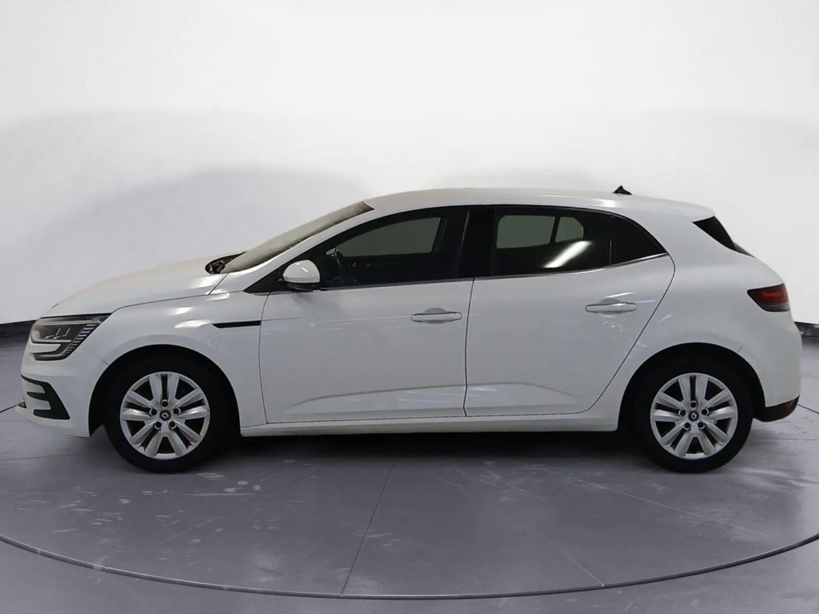 Profil côté gauche d'une Renault Mégane IV blanche de 2020, version PH2 BlueDCI 115 Zen avec caméra de recul.