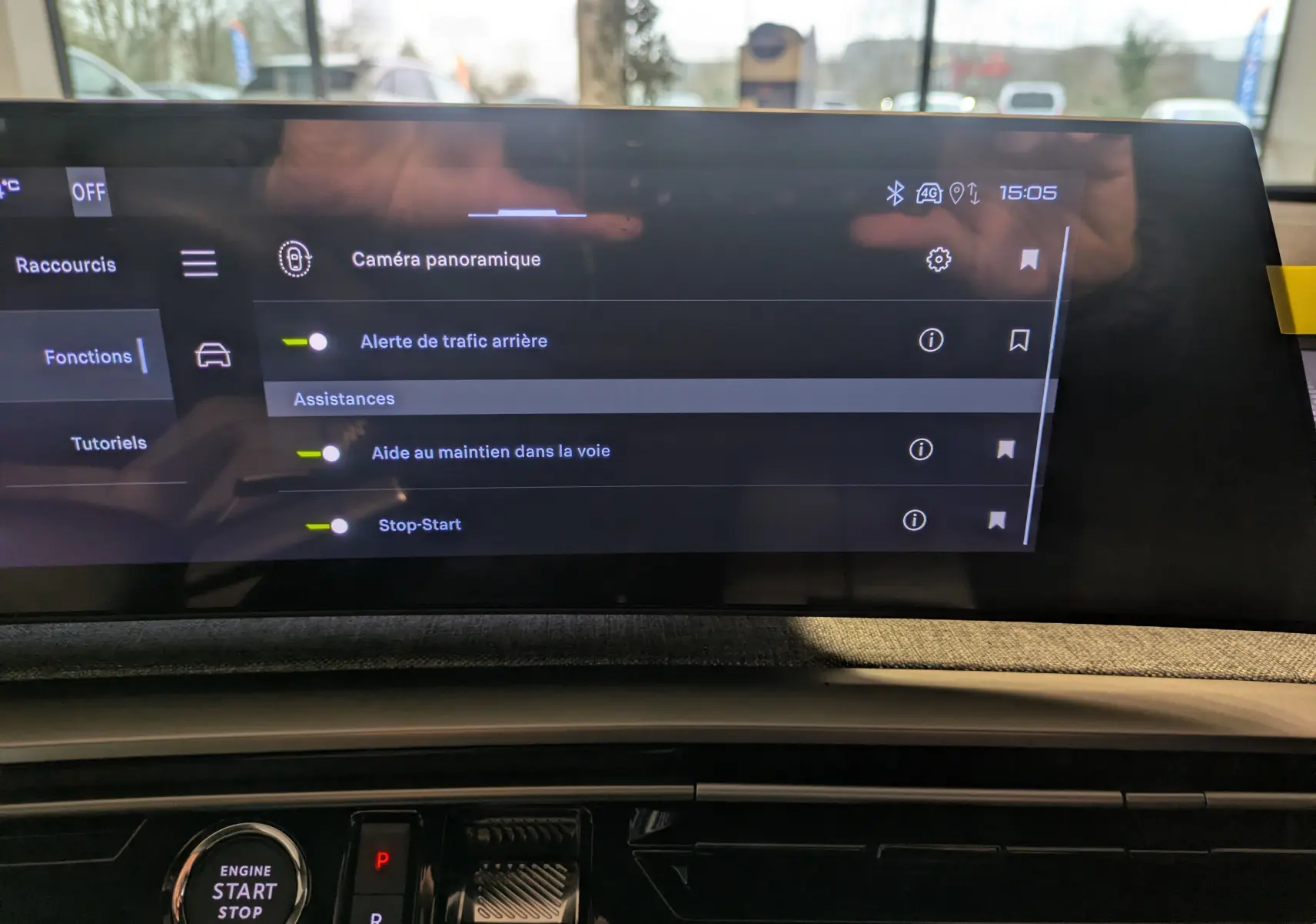 Vue rapprochée de l’écran tactile central du Peugeot 3008 gris titanium, affichant les options d’assistance à la conduite.