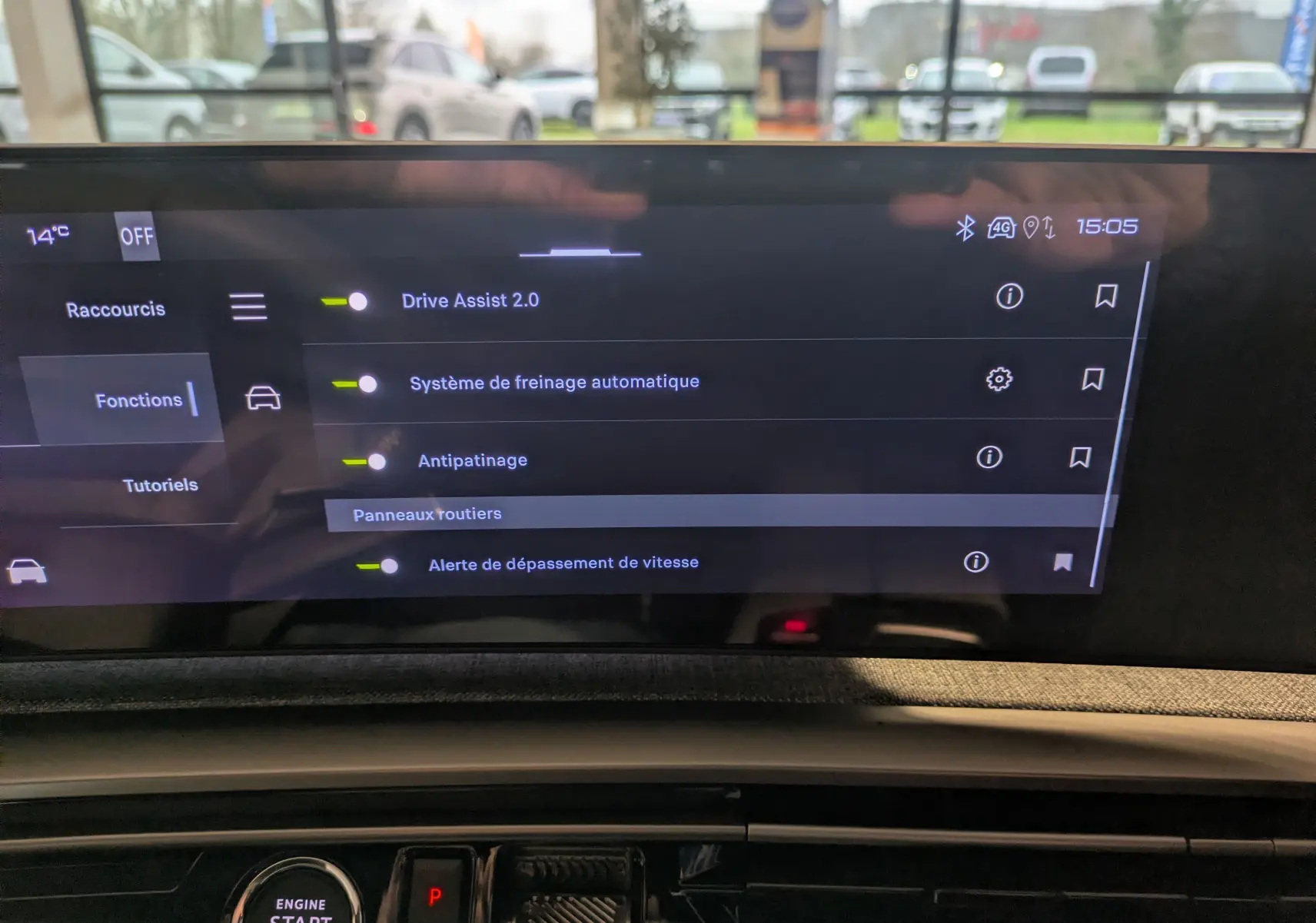 Écran tactile central du Peugeot 3008 gris titanium montrant les options d'assistance à la conduite en intérieur.