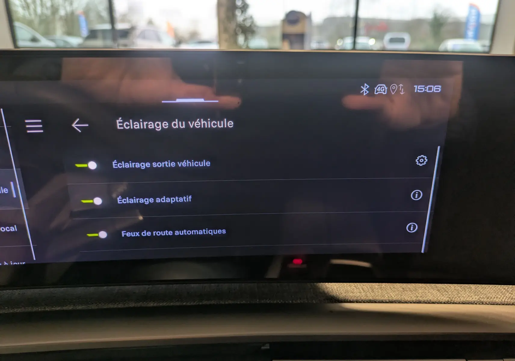 Écran tactile intérieur du Peugeot 3008 gris titanium montrant les réglages d’éclairage du véhicule.