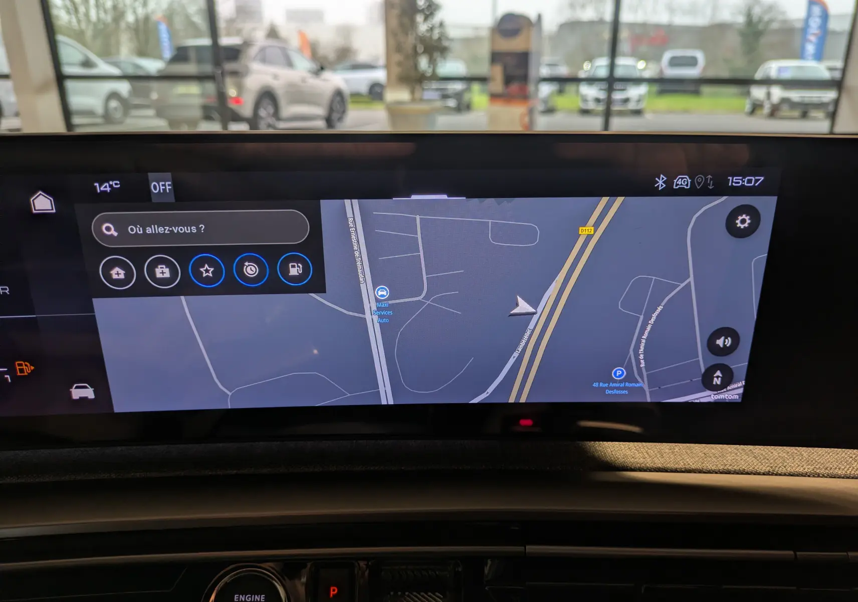 Écran tactile central du Peugeot 3008 gris titanium montrant le GPS avec vue intérieure avant du tableau de bord.