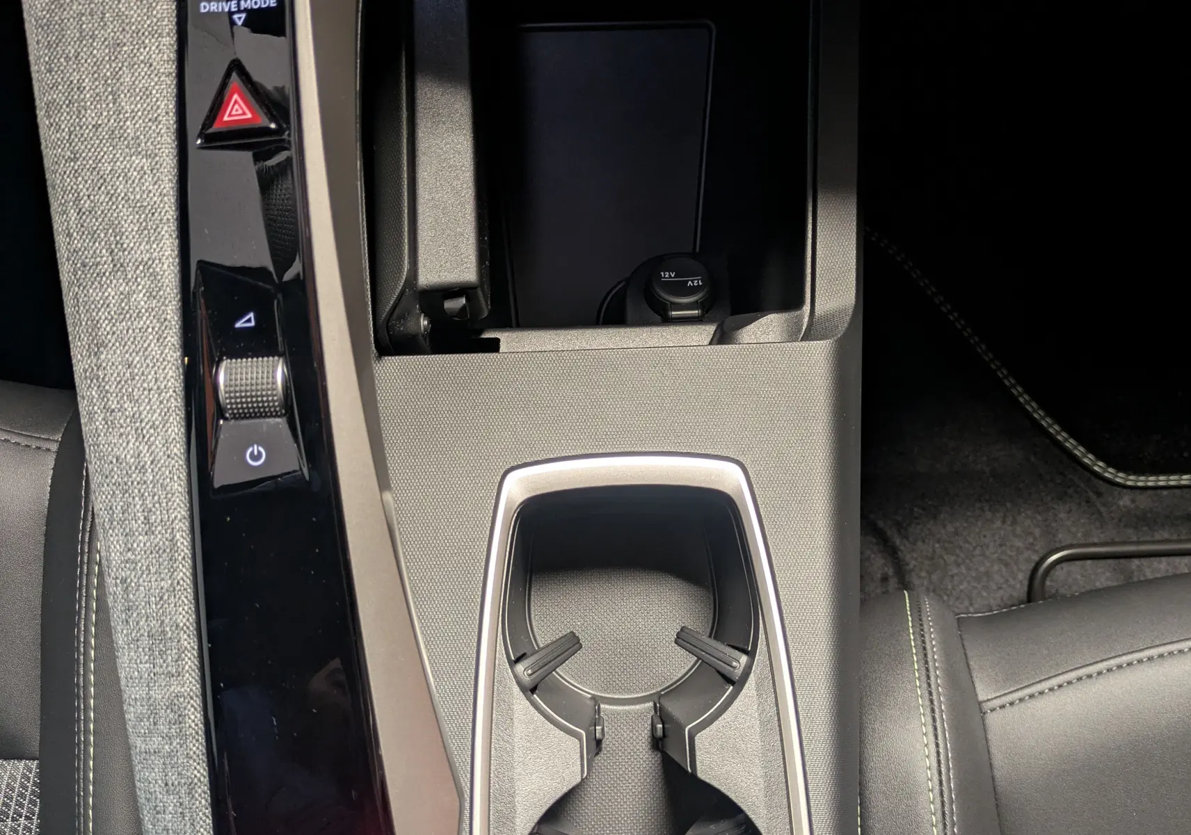 Vue plongeante sur la console centrale gris titanium du Peugeot 3008 1.2 Hybrid avec porte-gobelets et commandes tactiles.