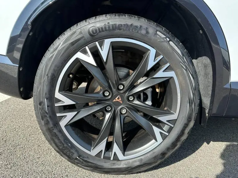 Gros plan sur la jante noire et argentée du CUPRA Formentor 1.5 eTSI Hybrid 2025, pneus Continental visibles.