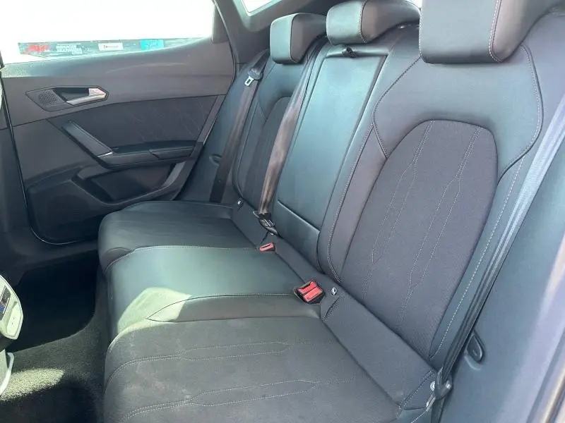 Vue intérieure arrière côté droit du CUPRA Formentor 1.5 eTSI Hybrid 2025 avec sièges noirs et ceintures visibles.