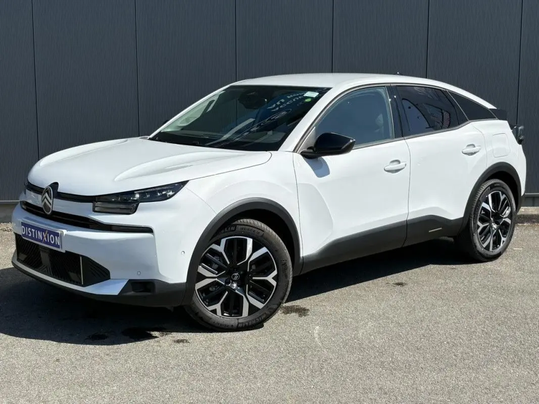 Citroën C4 Hybrid blanc Okenite vue 3/4 avant droit, jantes noires et détails noirs contrastants.